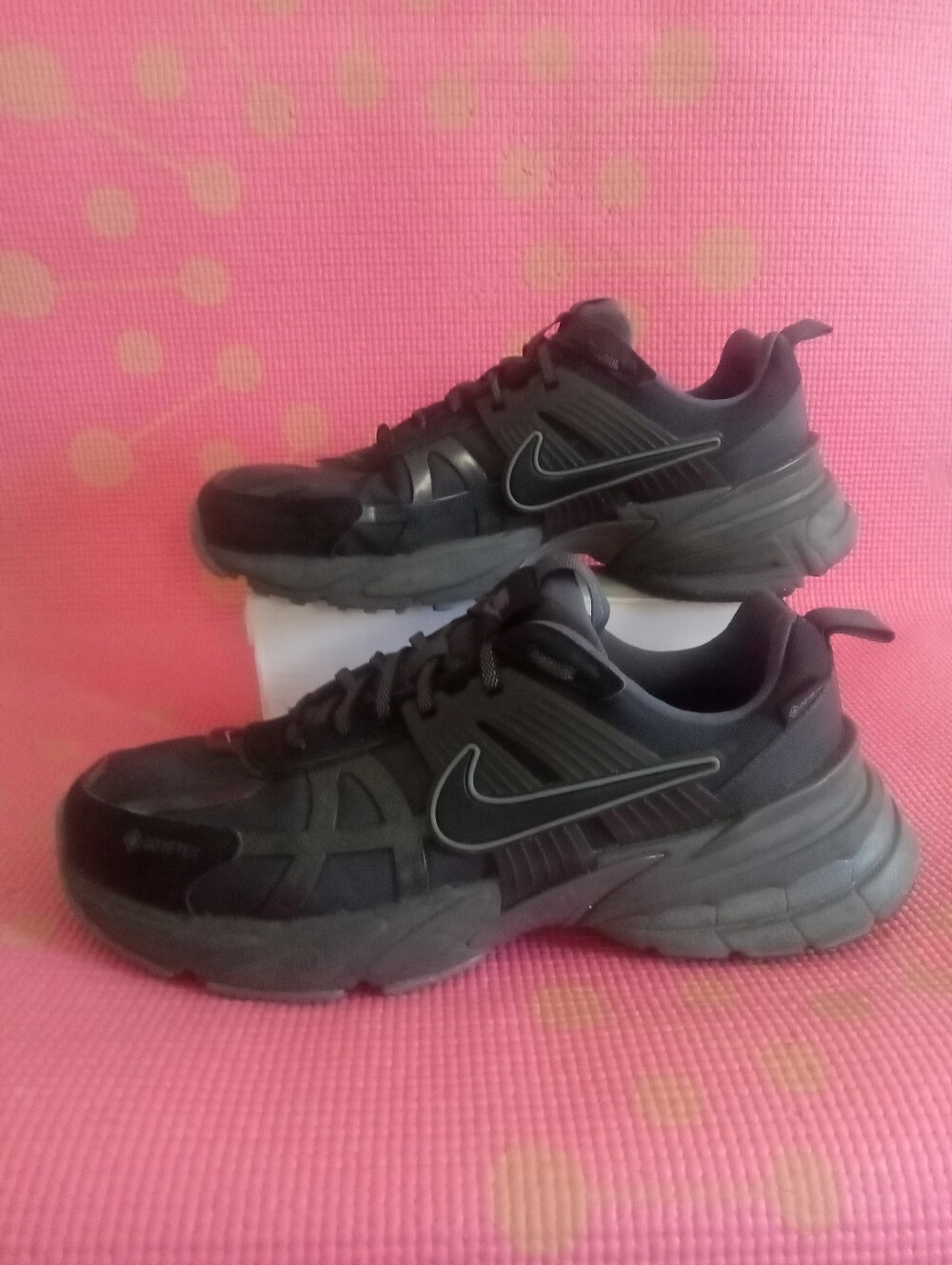 Nike V2K Run Gore-tex FZ2662-001 Black & Grey Running Shoe Womens Size 8.5